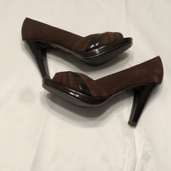 Women’s size 6 brown suede 3 1/2” peep toe heels - Picture 6 of 8